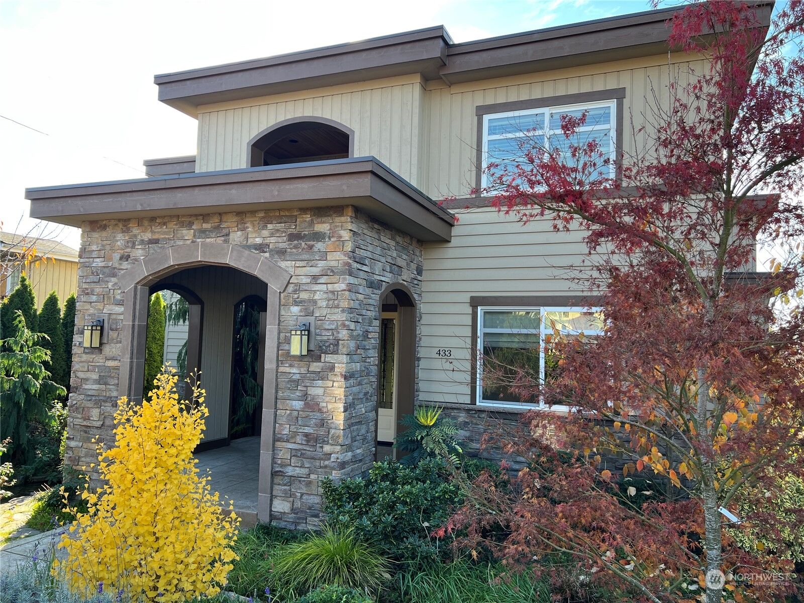 Property Photo:  433 10th Avenue W  WA 98033 