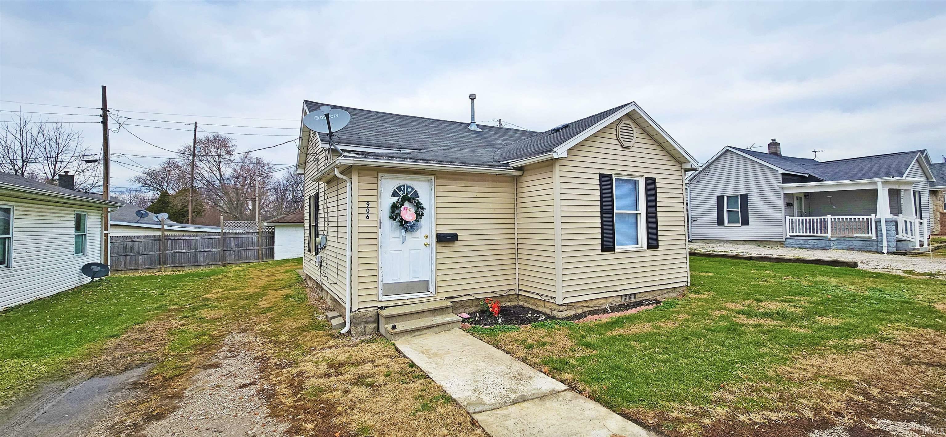 Property Photo: 906 E Broadway Street IN 47670