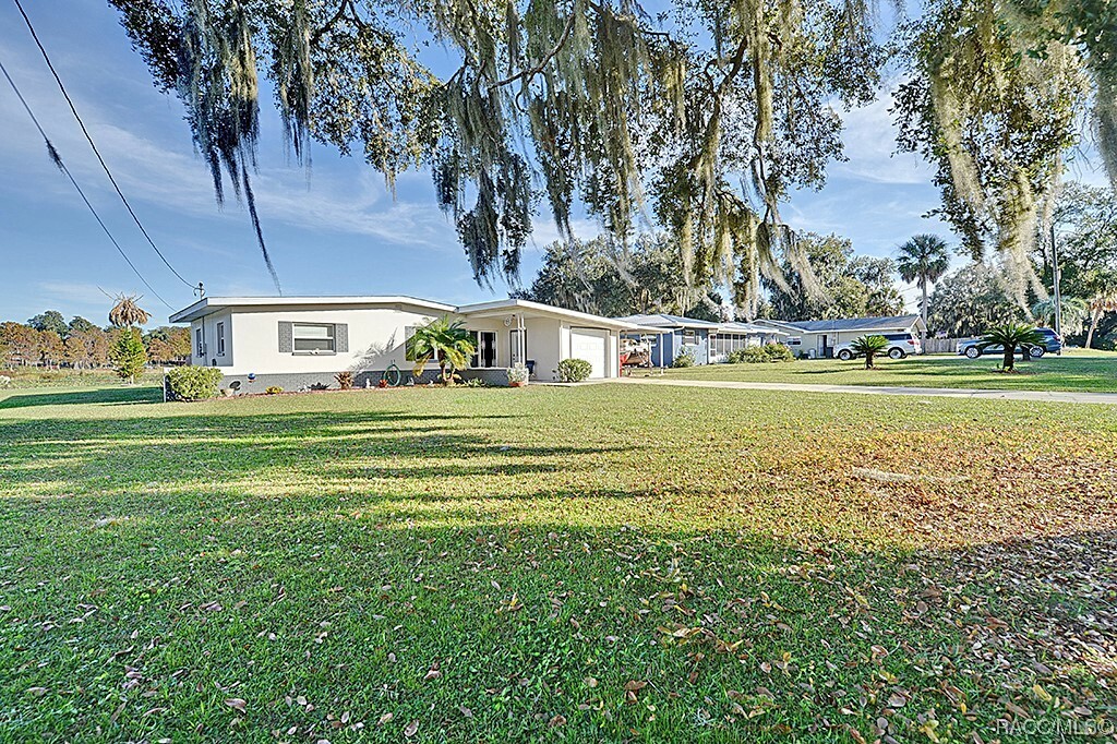 Property Photo:  833 S Val Drive  FL 34450 