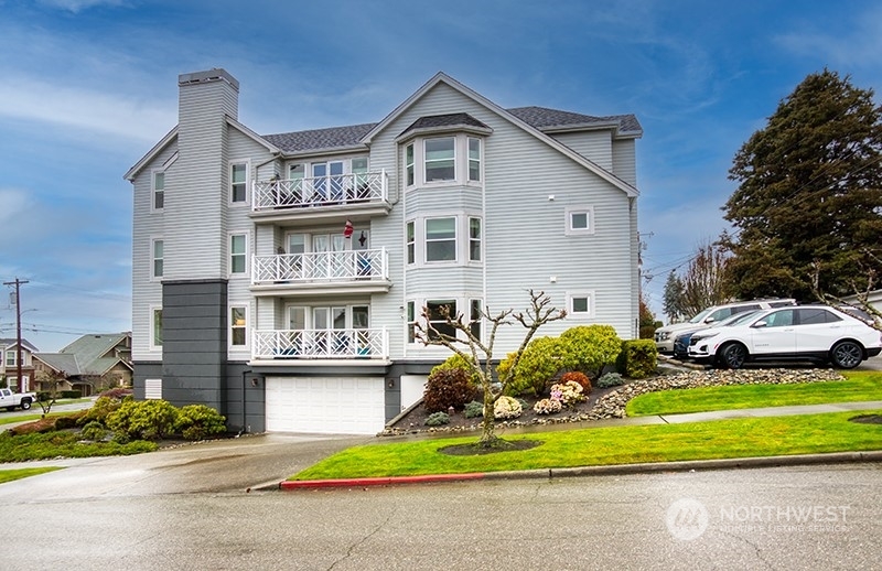 Property Photo: 1931 Grand Avenue 103 WA 98201