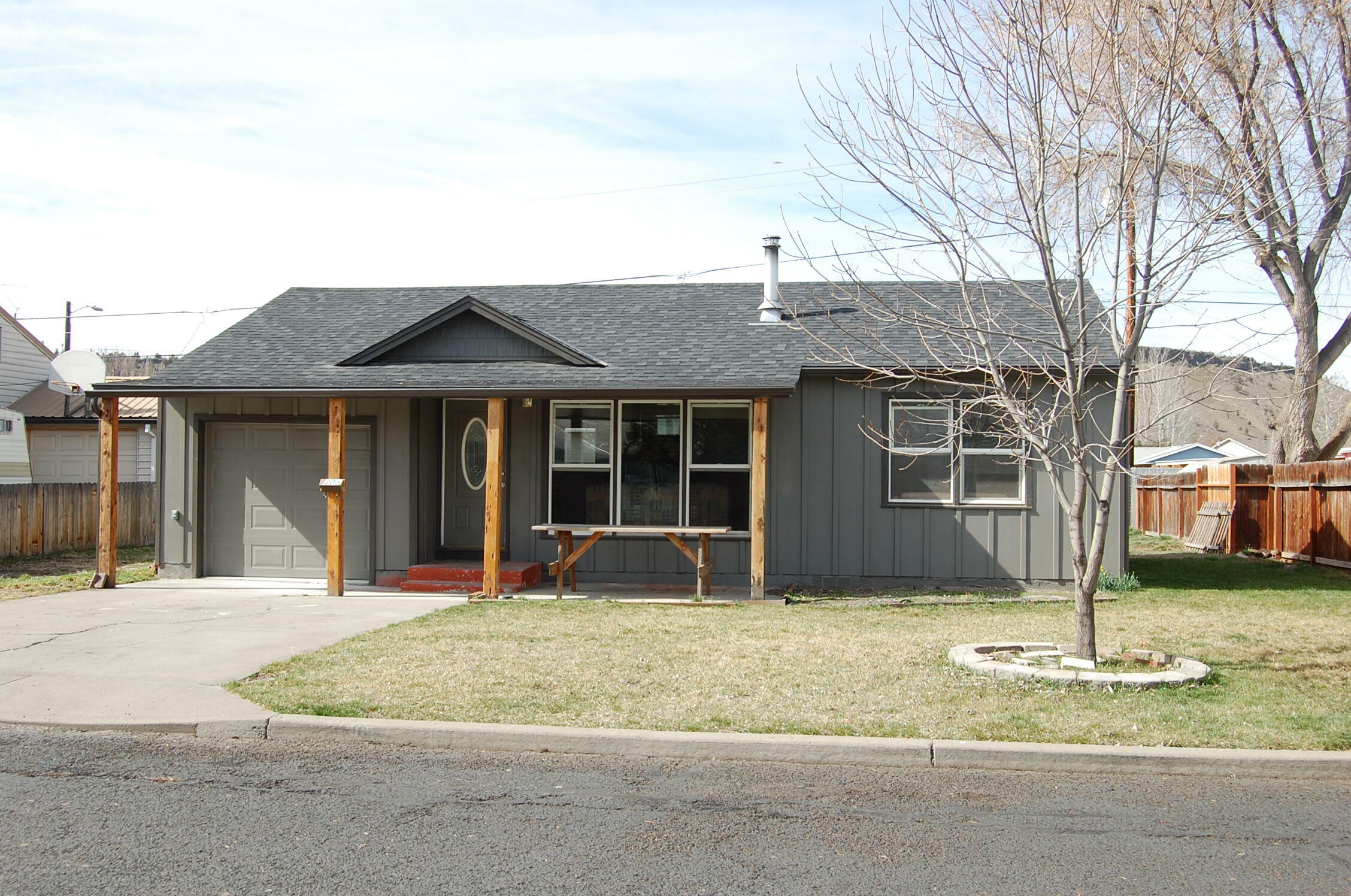 Property Photo: 305 SW Ewen Street OR 97754
