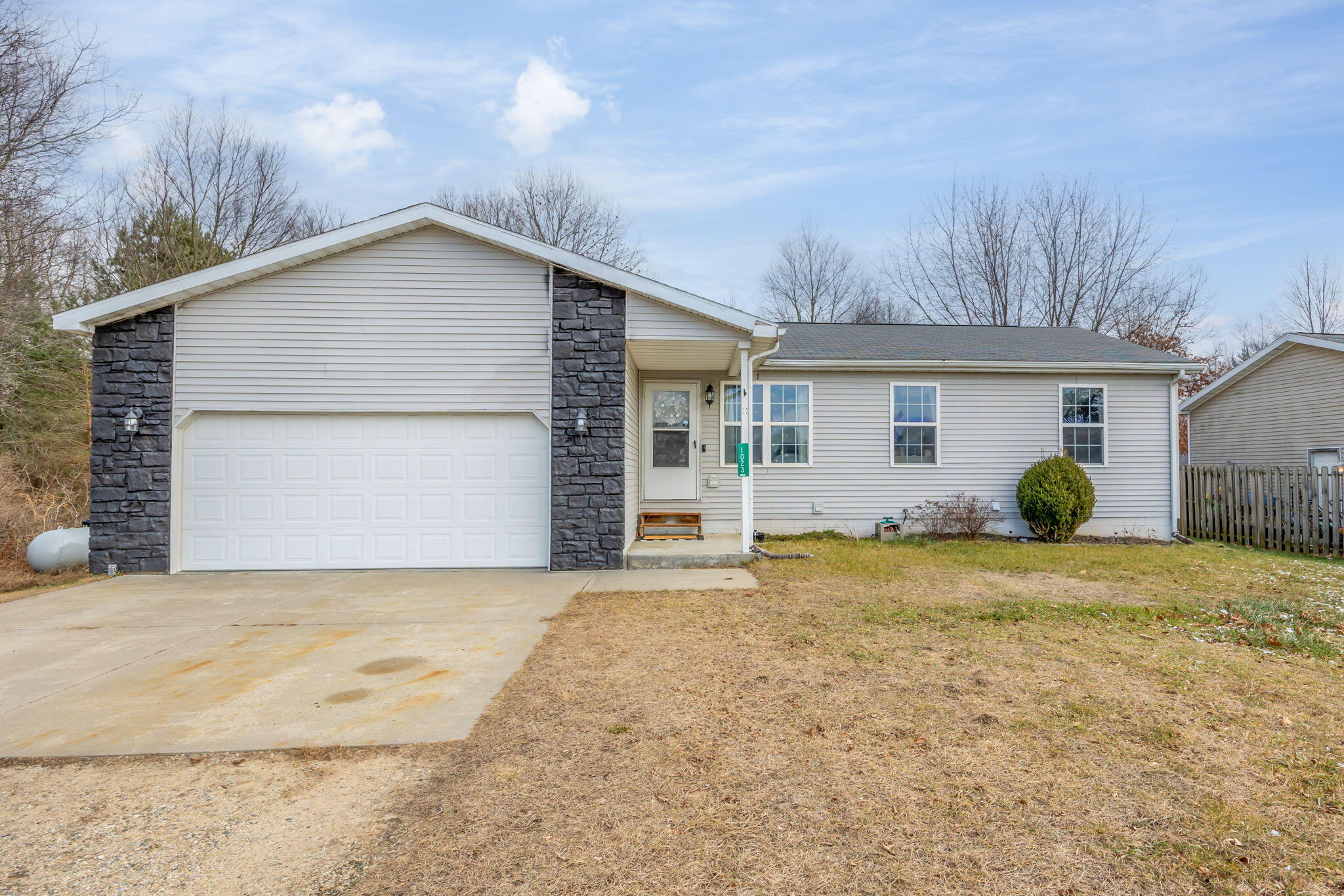 Property Photo:  1023 Queensway Drive  MI 48893 