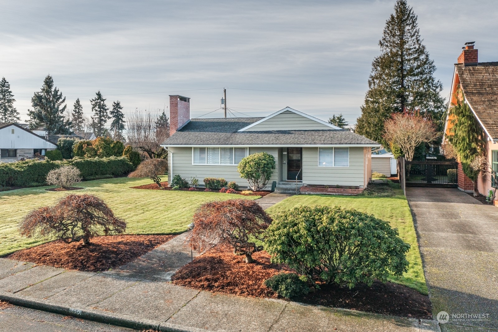 Property Photo:  722 Rucker Avenue  WA 98201 