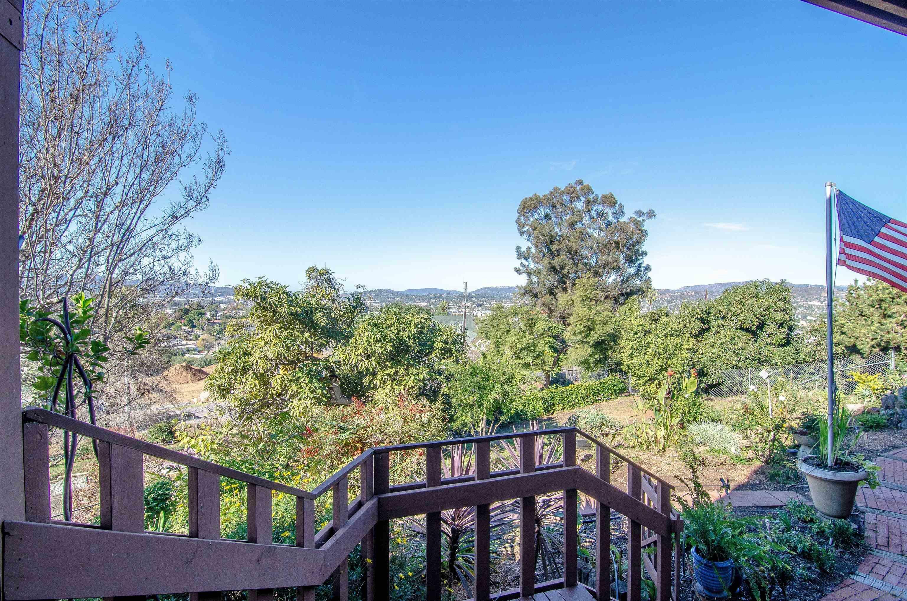 Property Photo:  959 Luna Vista Dr  CA 92025 