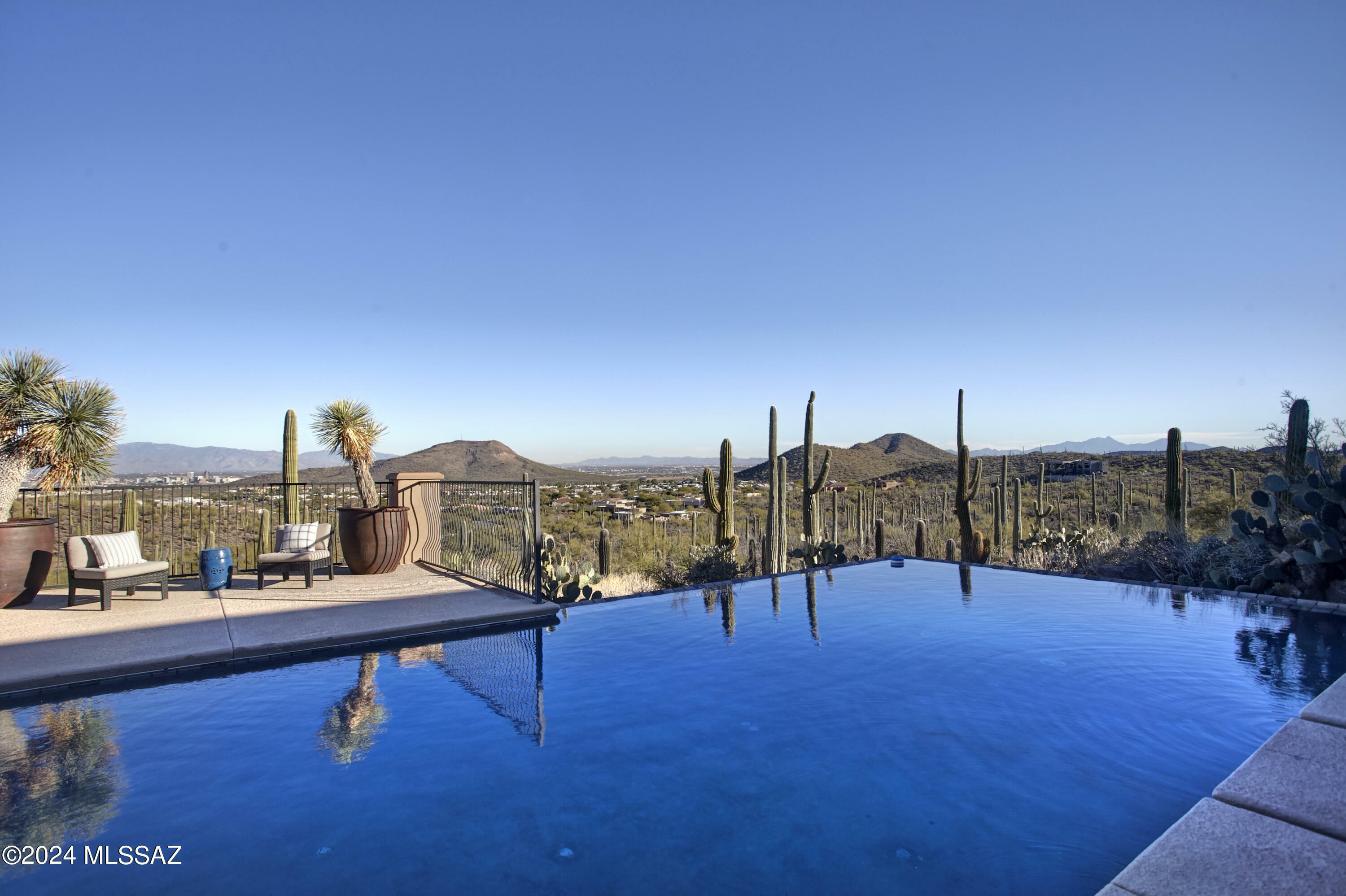 Property Photo:  380 N Resort Hills Place  AZ 85745 