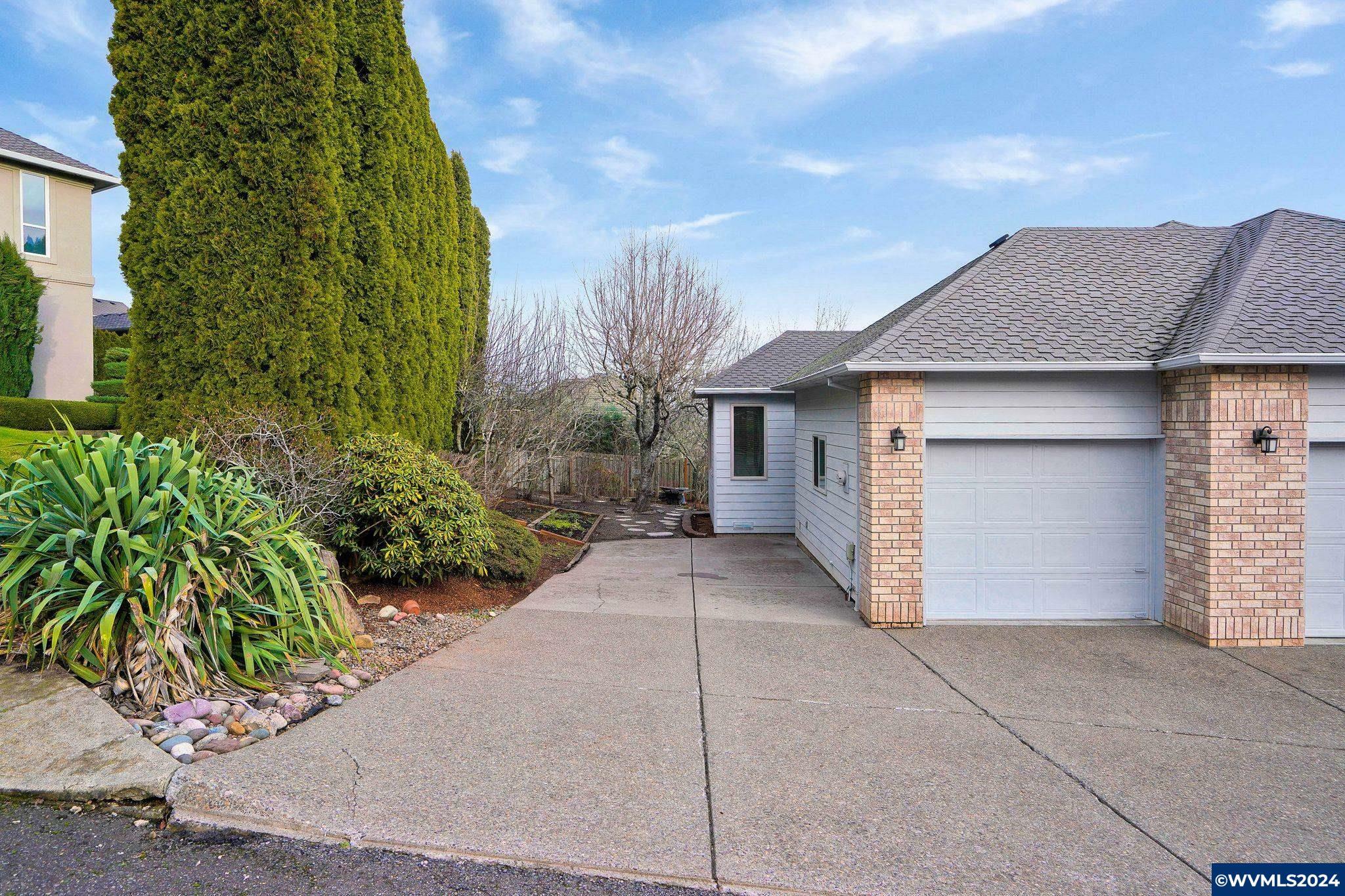 Property Photo:  1733  Chapman Hill Dr NW  OR 97304 
