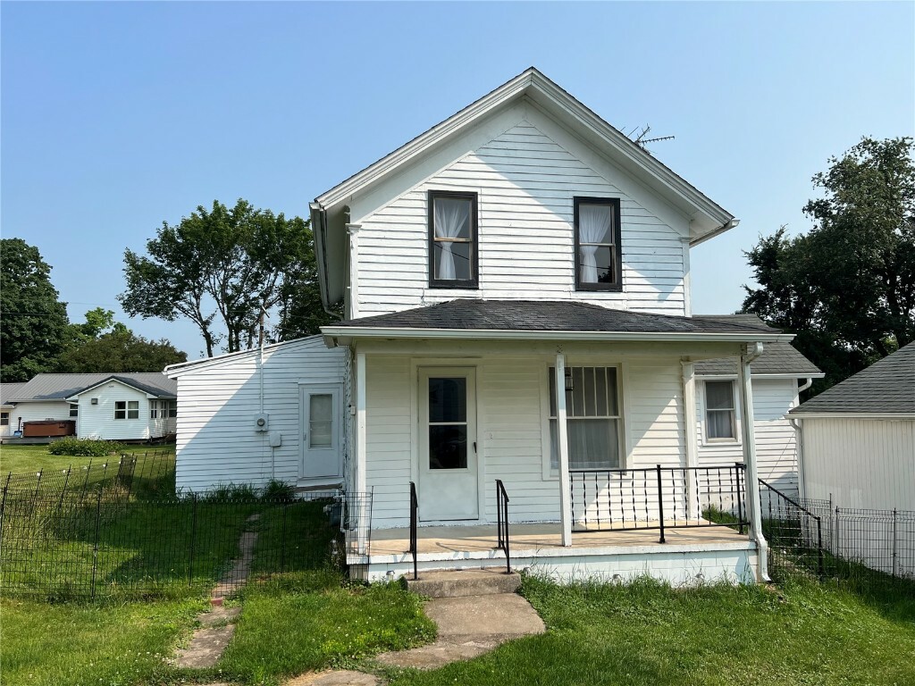 Property Photo:  202 Washington St E  IA 52318 