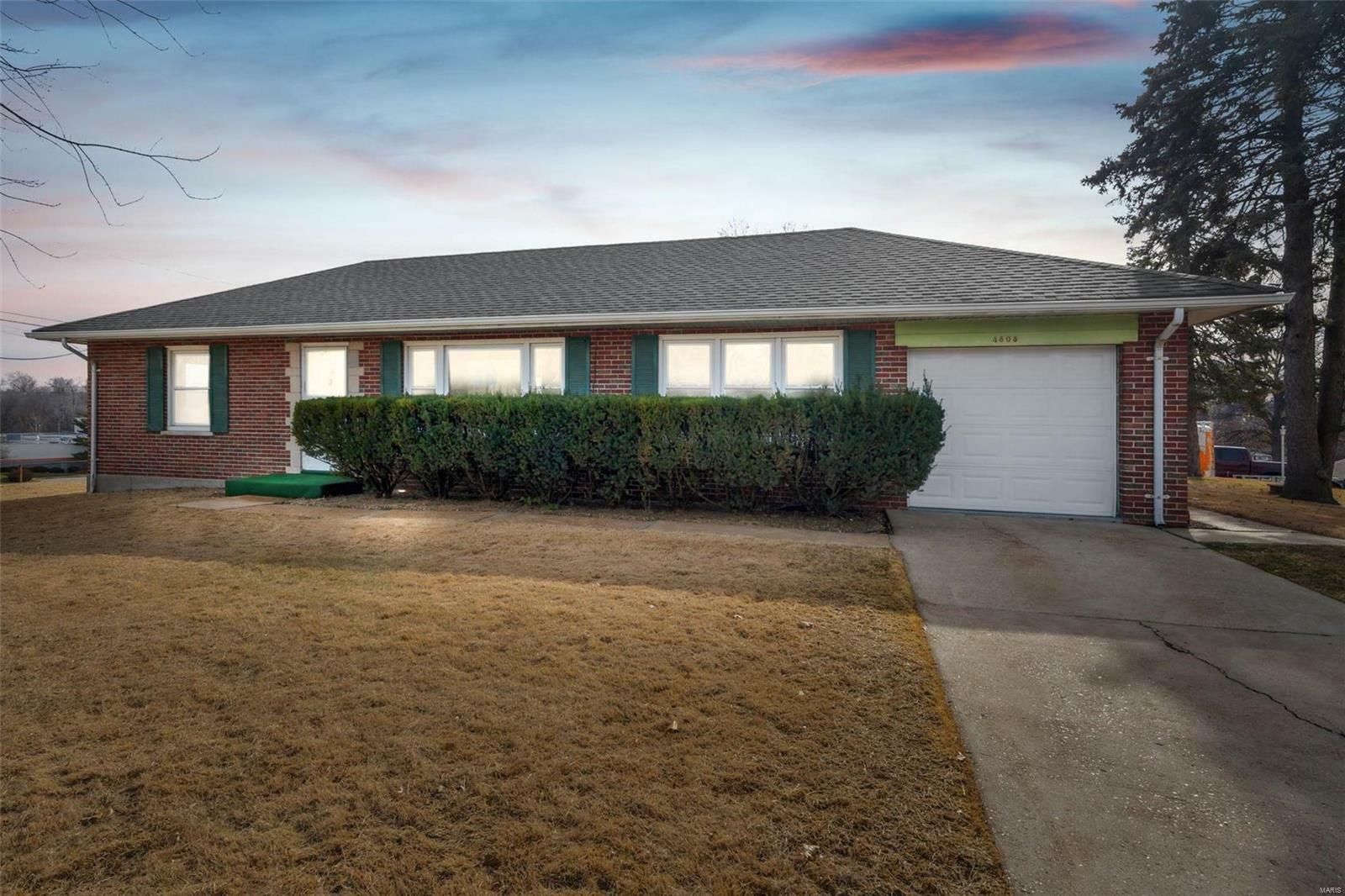 Property Photo: 4808 N Hills Lane MO 63121