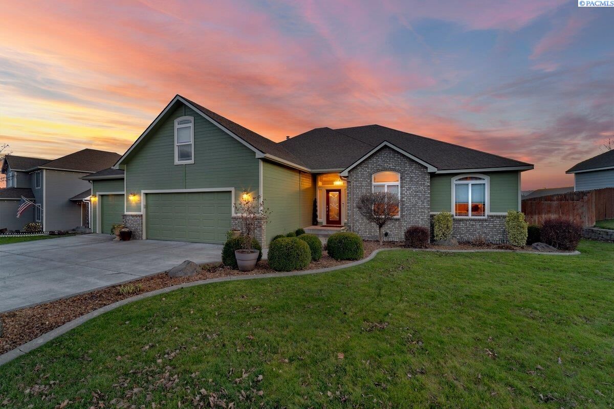 Property Photo:  131 Mattis Dr  WA 99352 