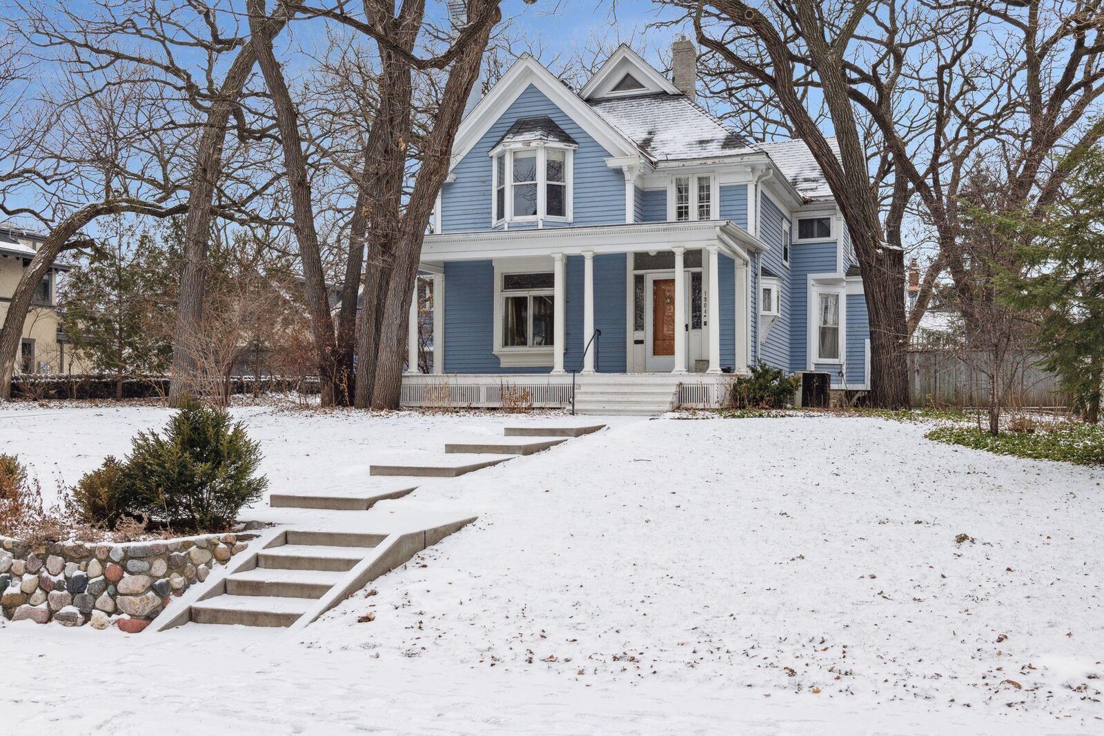 Property Photo:  1904 Girard Avenue S  MN 55403 