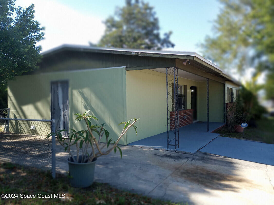 Property Photo: 604 Clarewood Boulevard FL 32796
