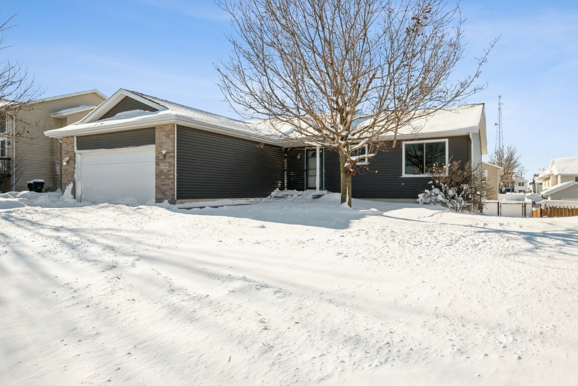 Property Photo:  1100 Wolf Drive NW  IA 52405 