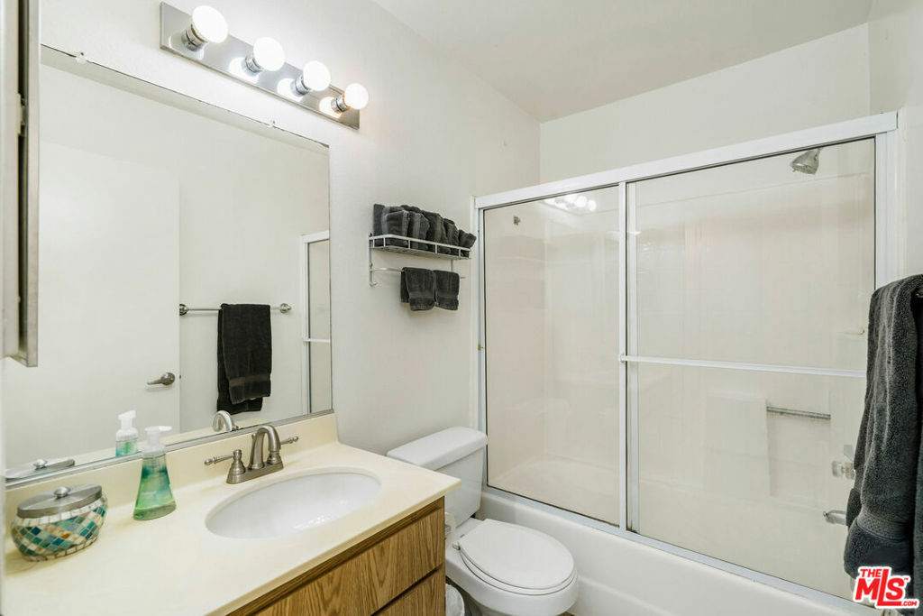 Property Photo:  723 Seneca Street 17  CA 93001 