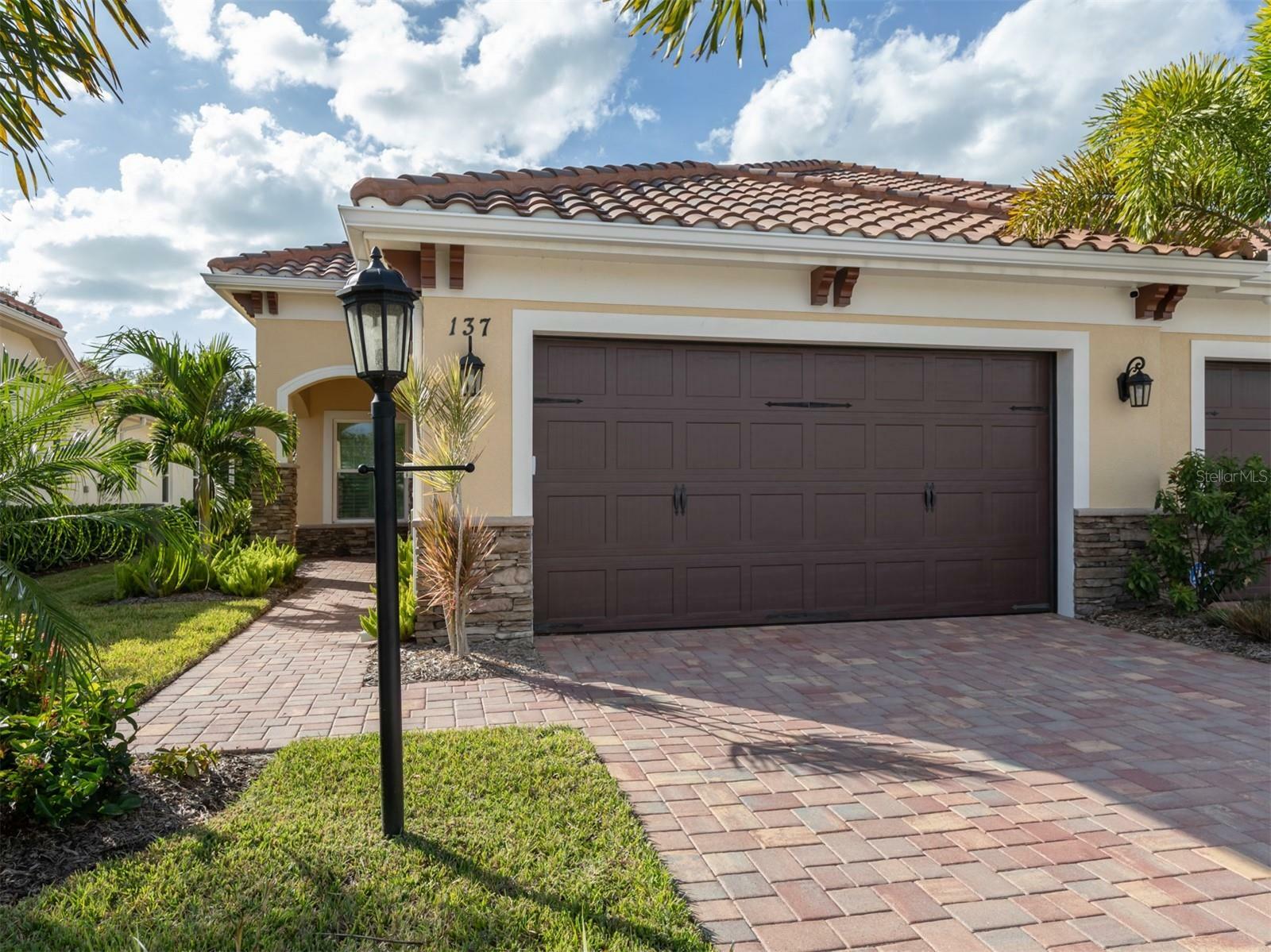 Property Photo:  137 Colebrook Court  FL 34292 