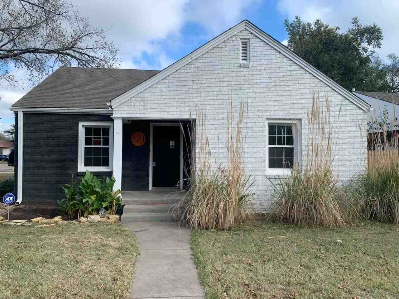 Property Photo:  321 N Peachtree  OK 74601 