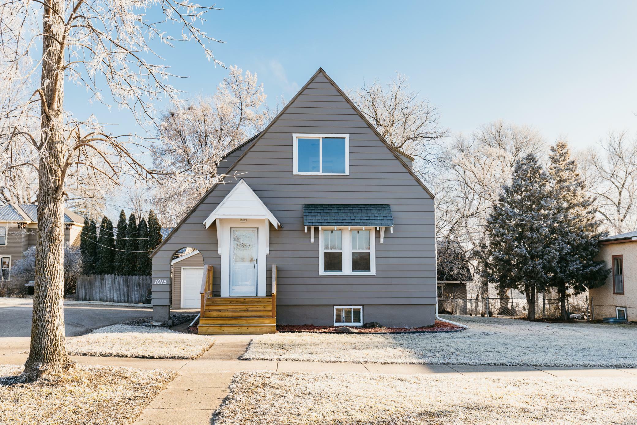 Property Photo:  1015 Sheridan Street S  MN 56537 