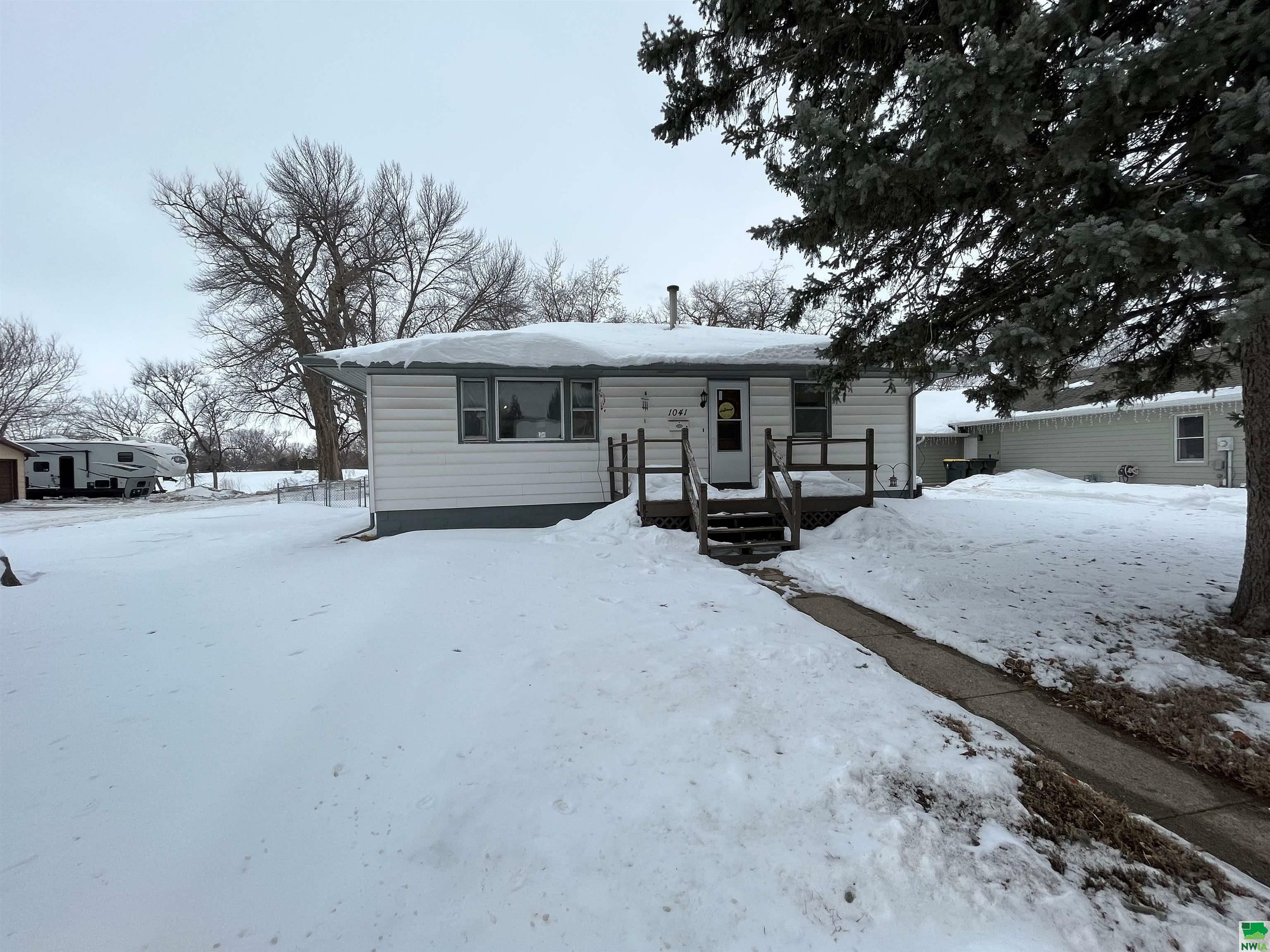 Property Photo:  1041 River Drive  IA 51109 