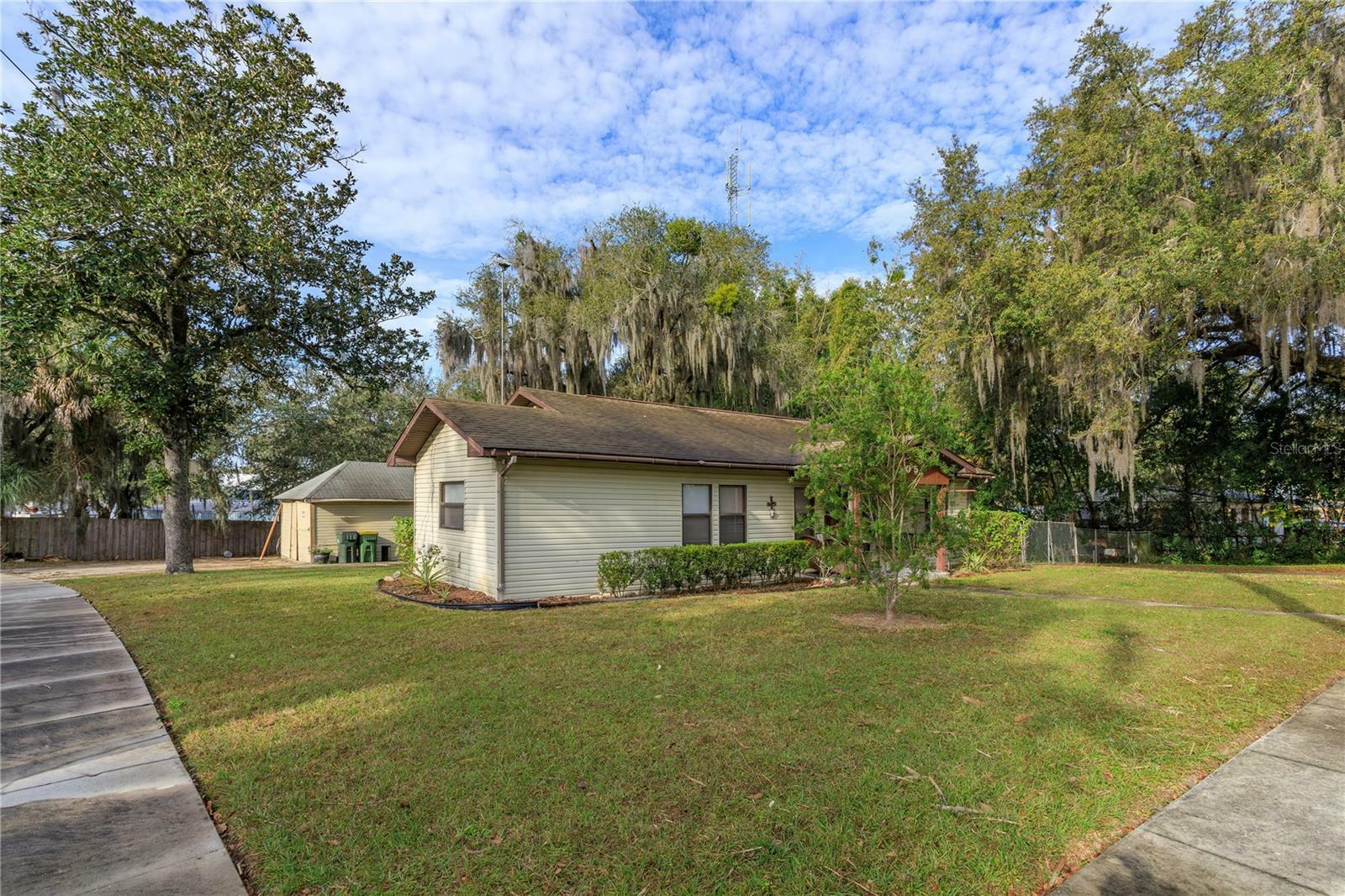 Property Photo:  305 Cordova Place  FL 34748 