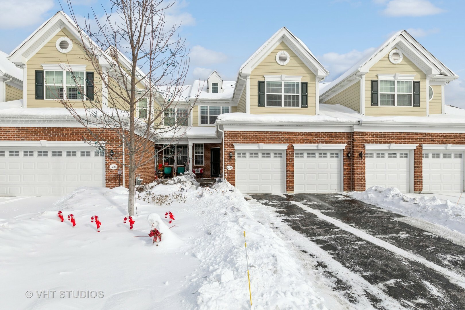 Property Photo:  1236 Falcon Ridge Drive  IL 60124 