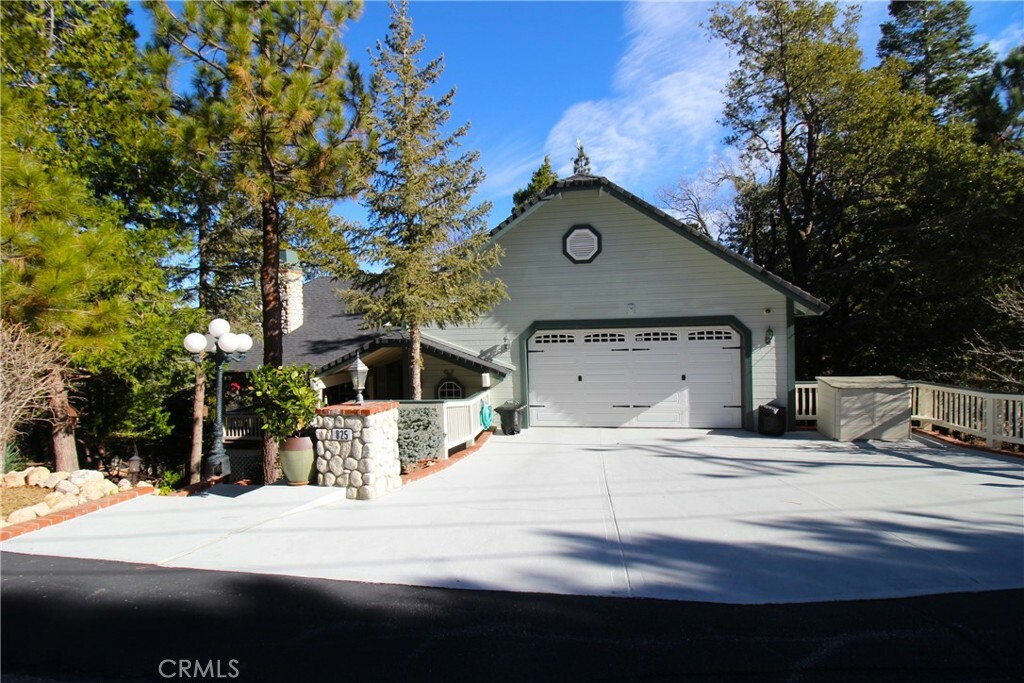 Property Photo: 825 Marin Lane CA 92352