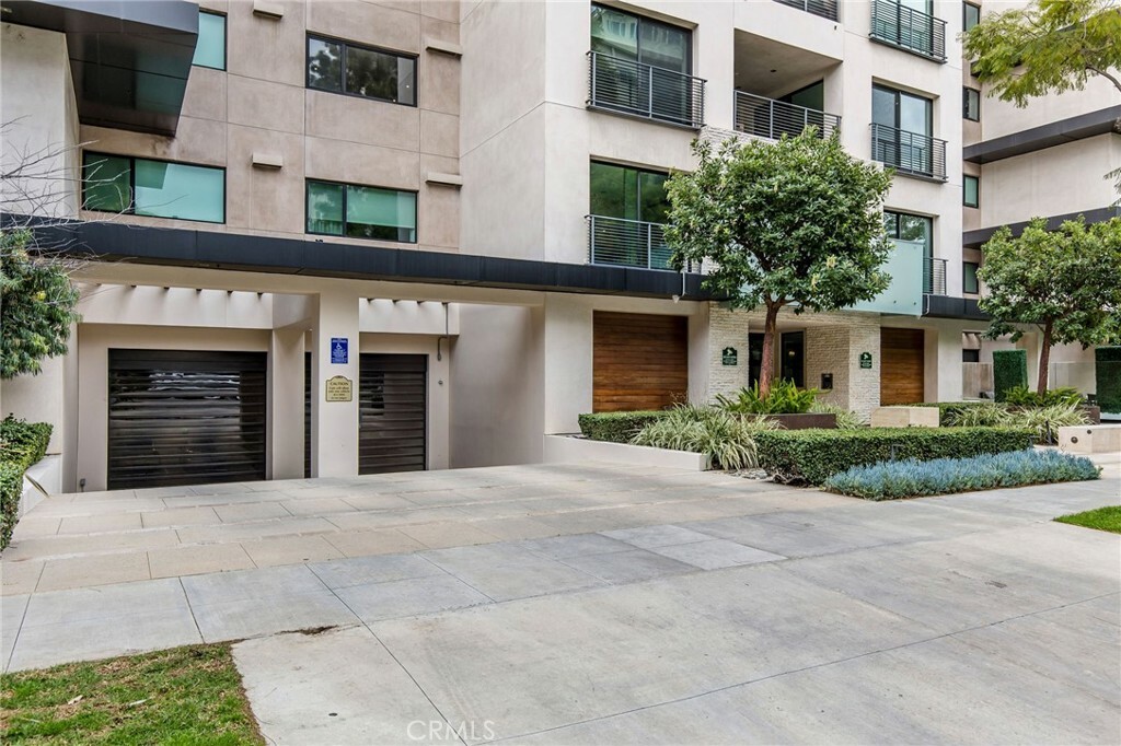 Property Photo:  432 N Oakhurst Drive 307  CA 90210 