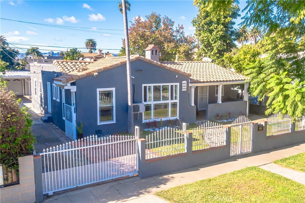 Property Photo:  2923 S Orange Drive  CA 90016 