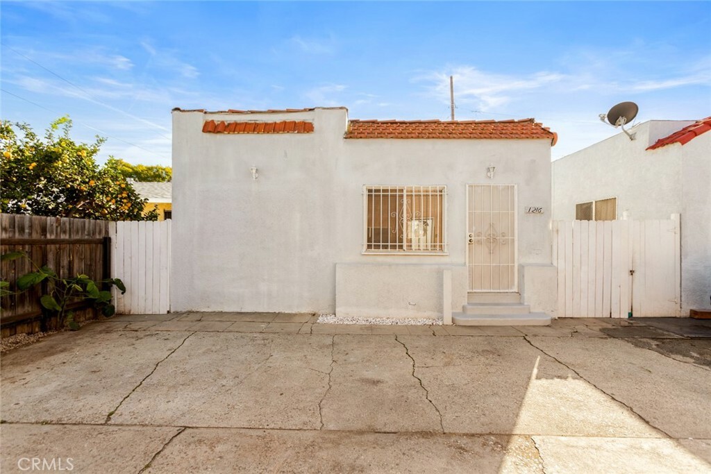 Property Photo:  1216 E Barcelona Place  CA 90813 