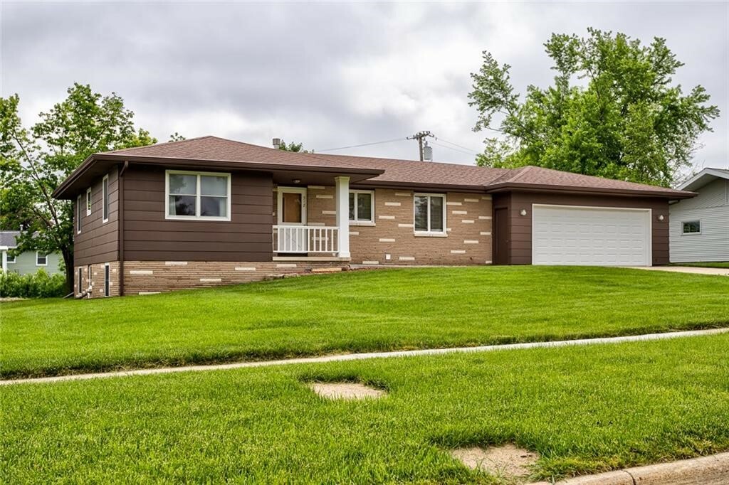 Property Photo:  512 Timberlane Drive  IA 50124 