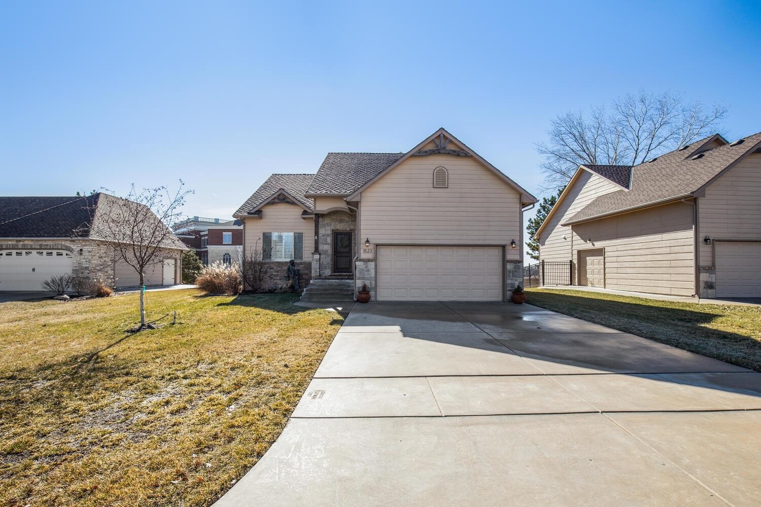 Property Photo:  1523 W Oxford Ct  KS 67002 