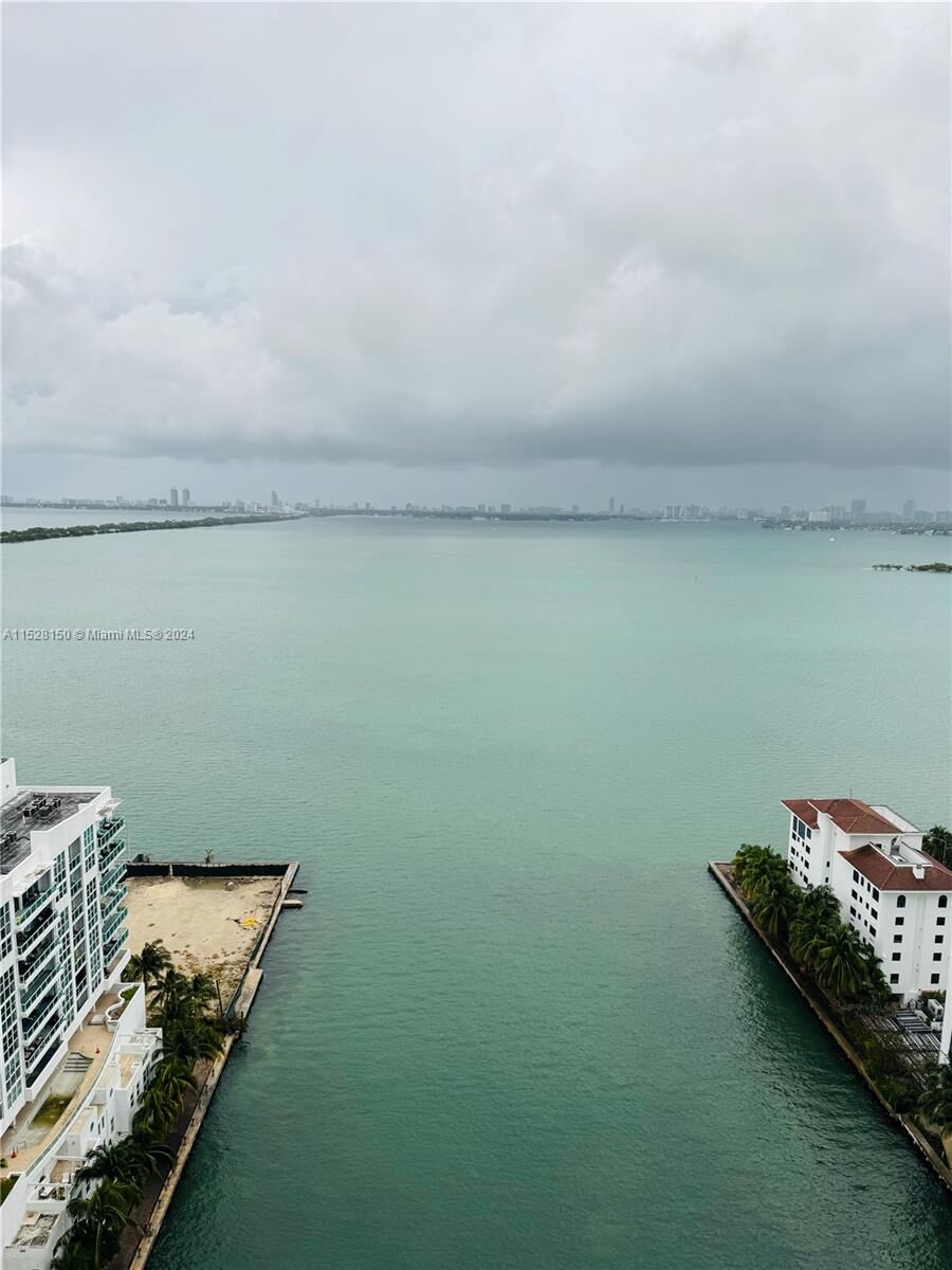 Property Photo:  460 NE 28th St 2403  FL 33137 