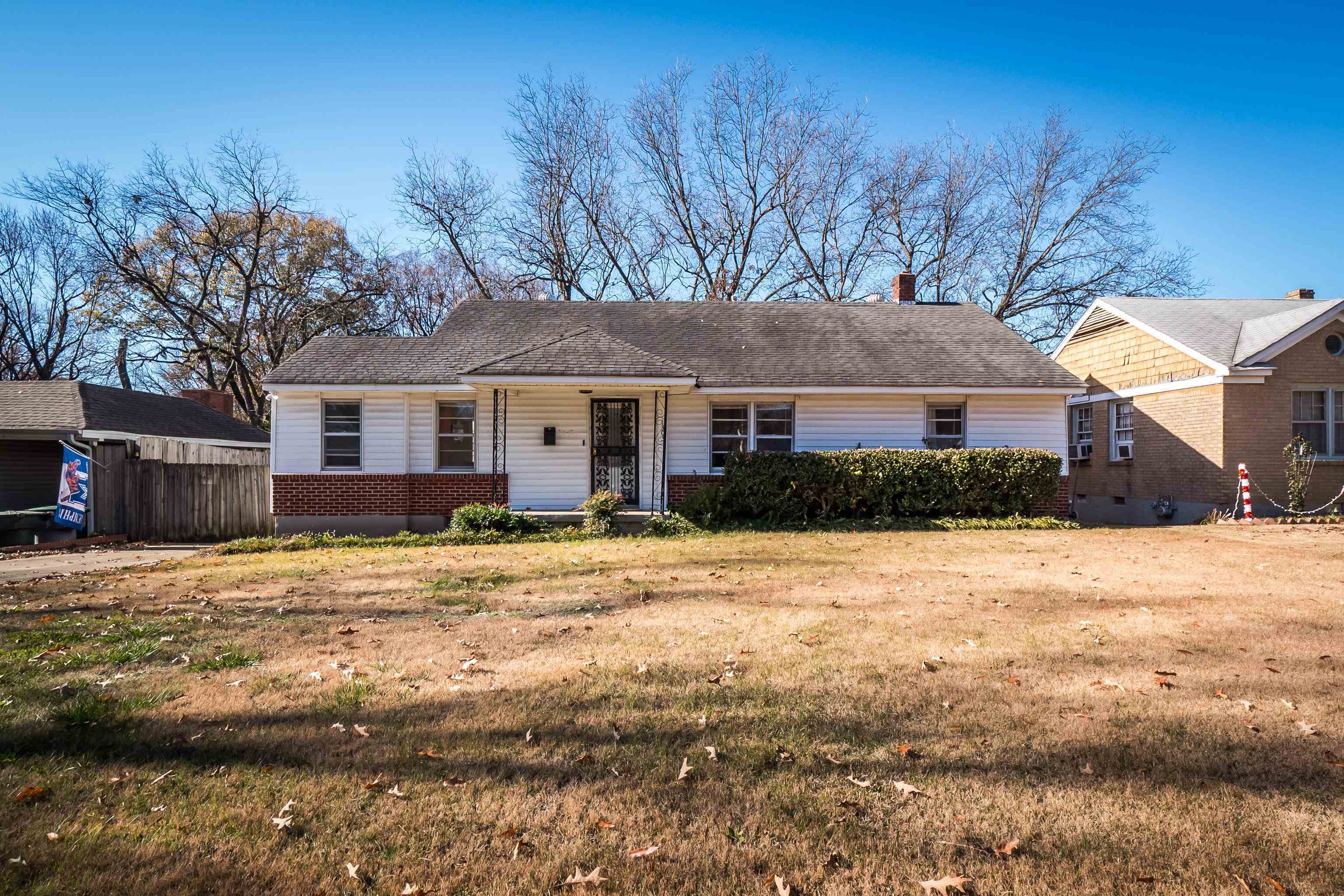 Property Photo:  1303 Colonial Rd  TN 38117 