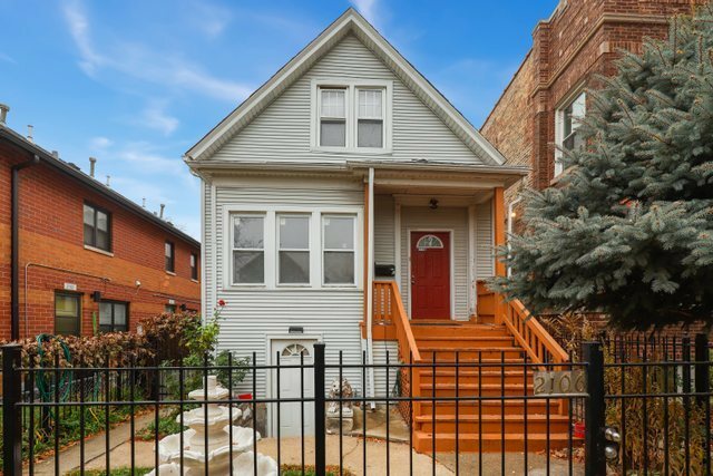 Property Photo:  2106 N Whipple Street  IL 60647 