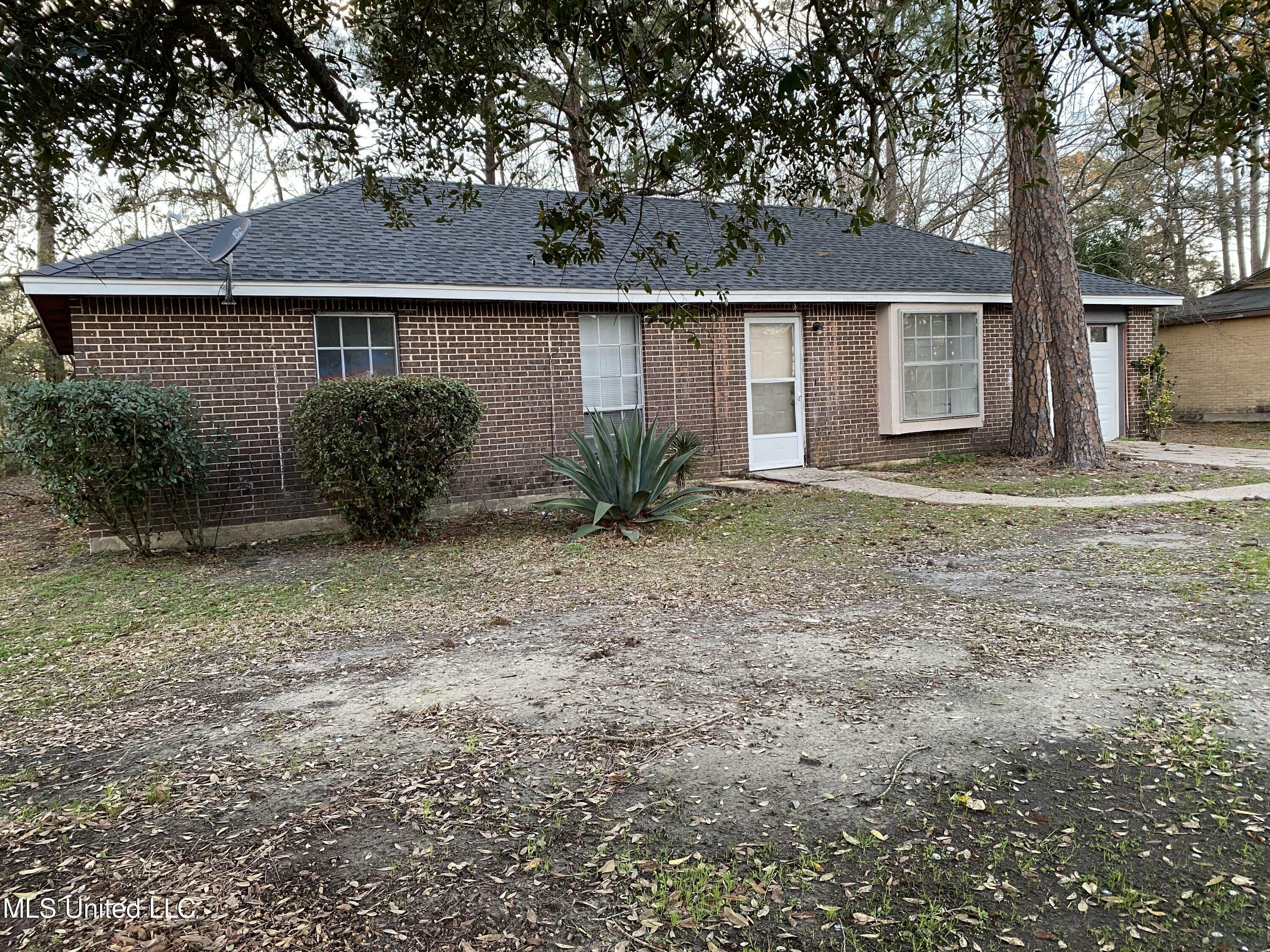 Property Photo:  2301 Ladnier Road  MS 39553 