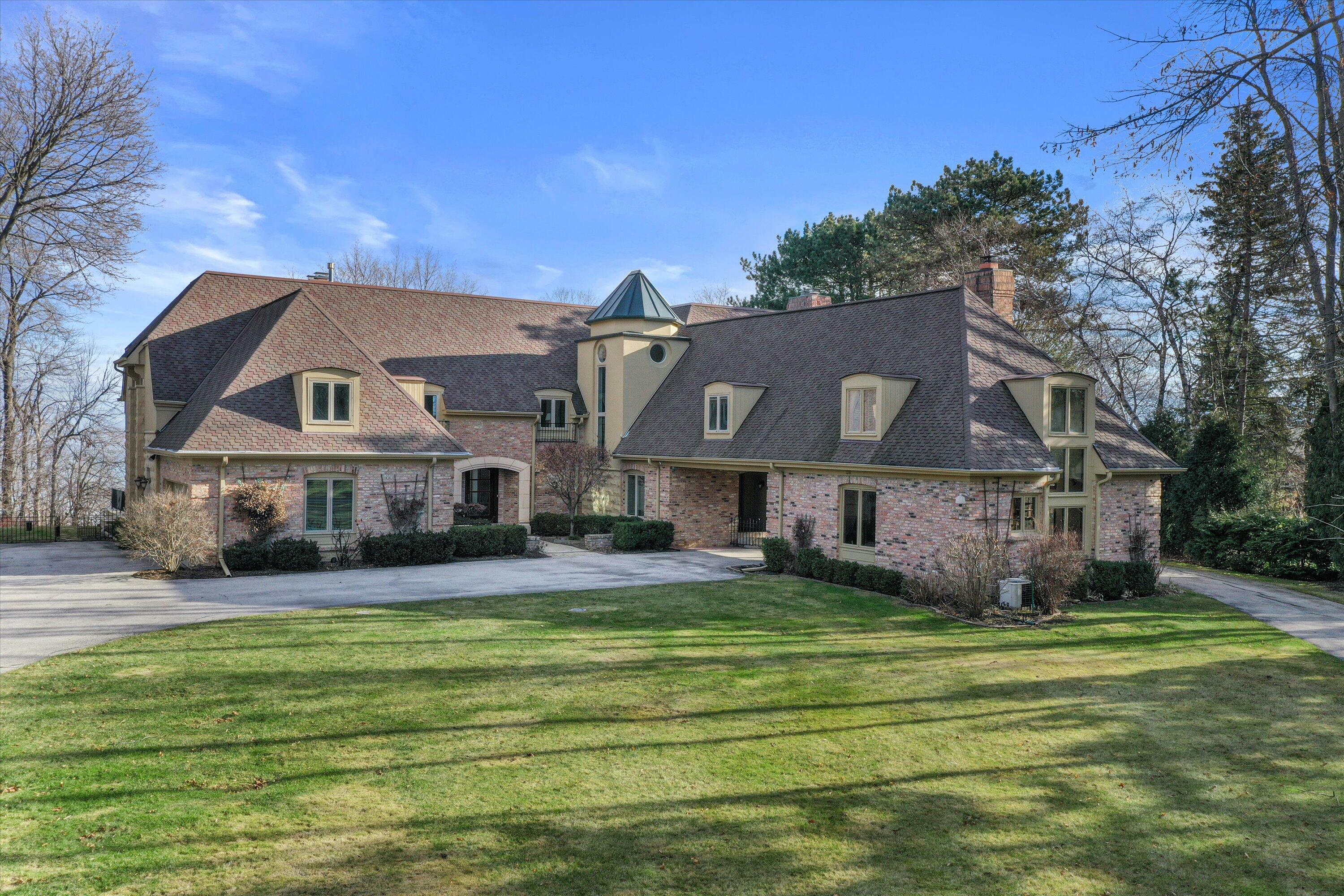 Property Photo: 1460 E Bay Point Rd WI 53217