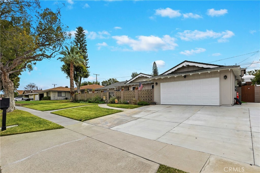 Property Photo:  706 W Hacienda Drive  CA 92882 