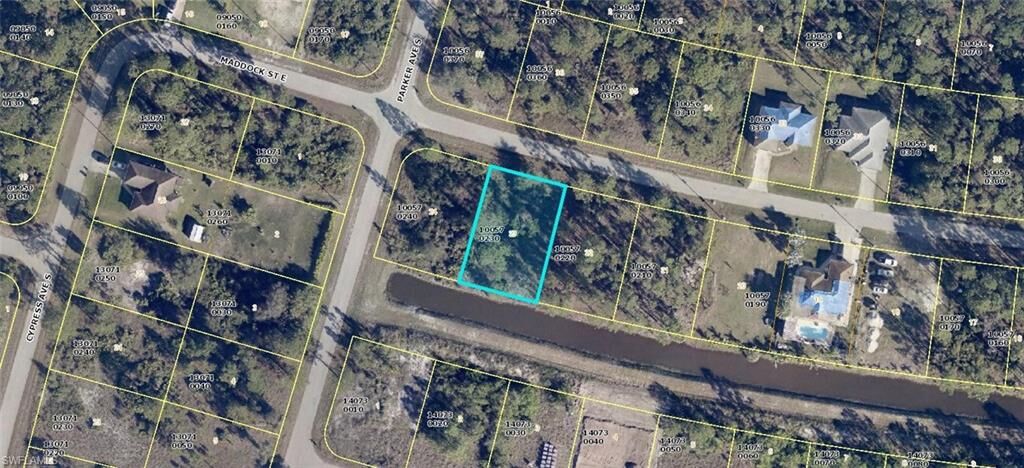 Property Photo:  1016 Maddock St E  FL 33974 