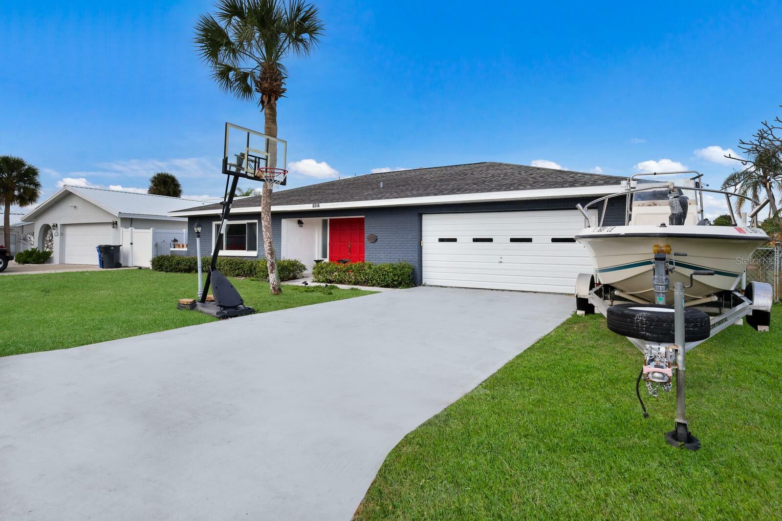 Property Photo:  6314 Wisteria Lane  FL 33572 