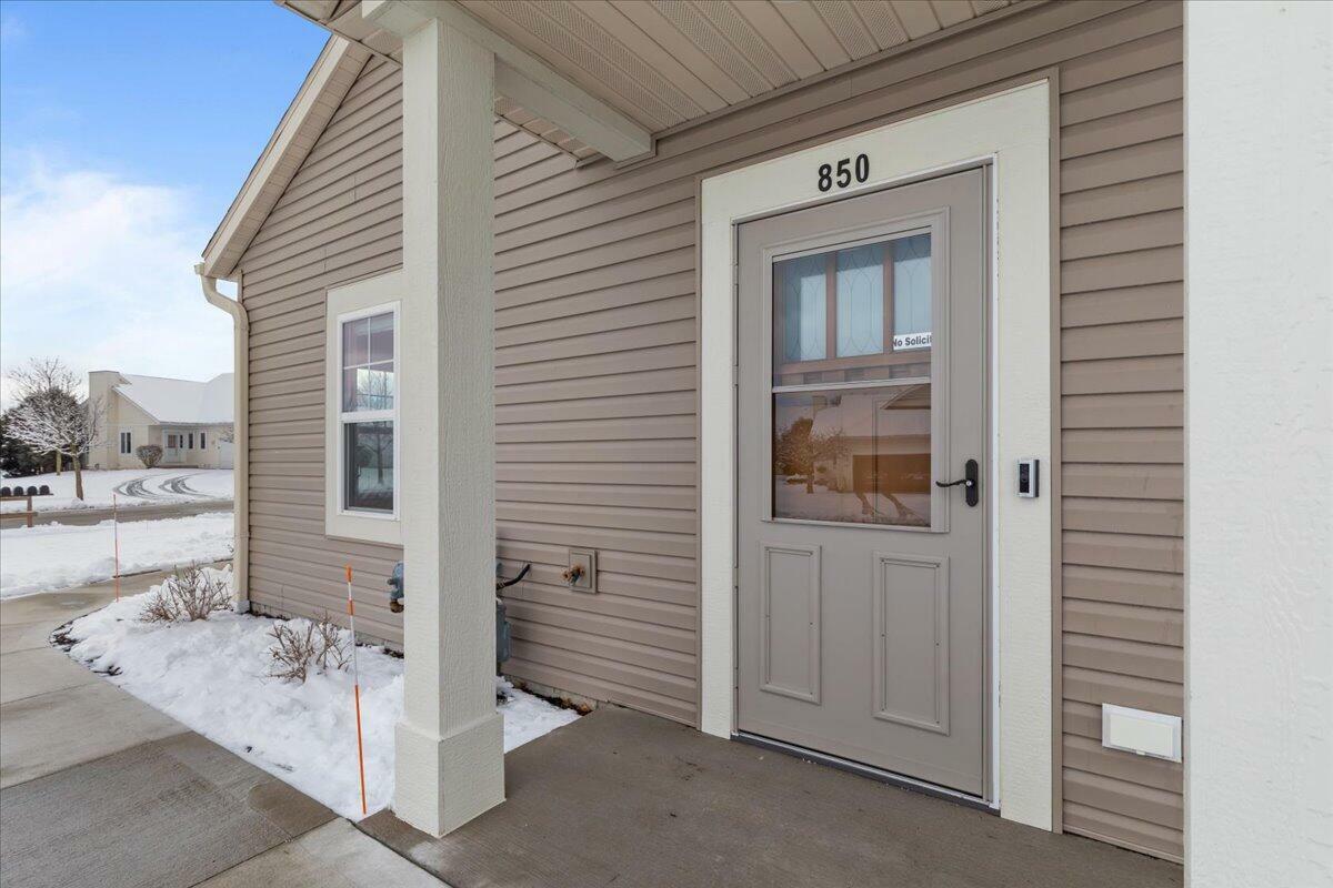 Property Photo:  850 Bridlewood Dr  WI 53027 