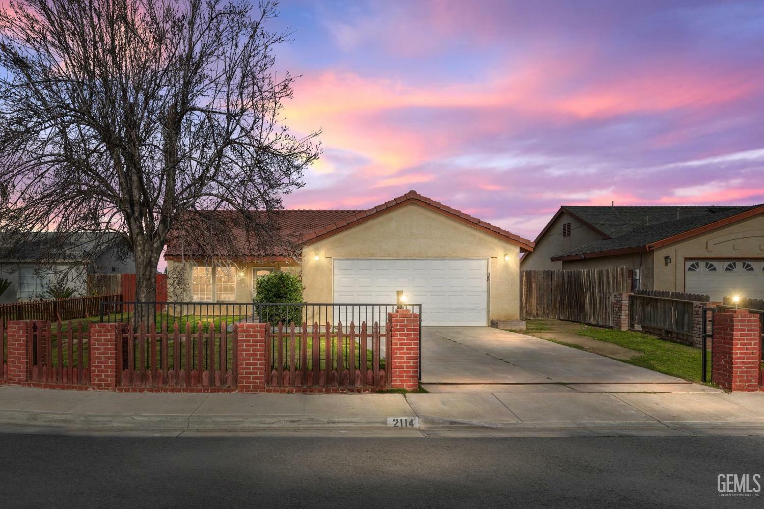 Property Photo:  2114 Foxglove Court  CA 93304 