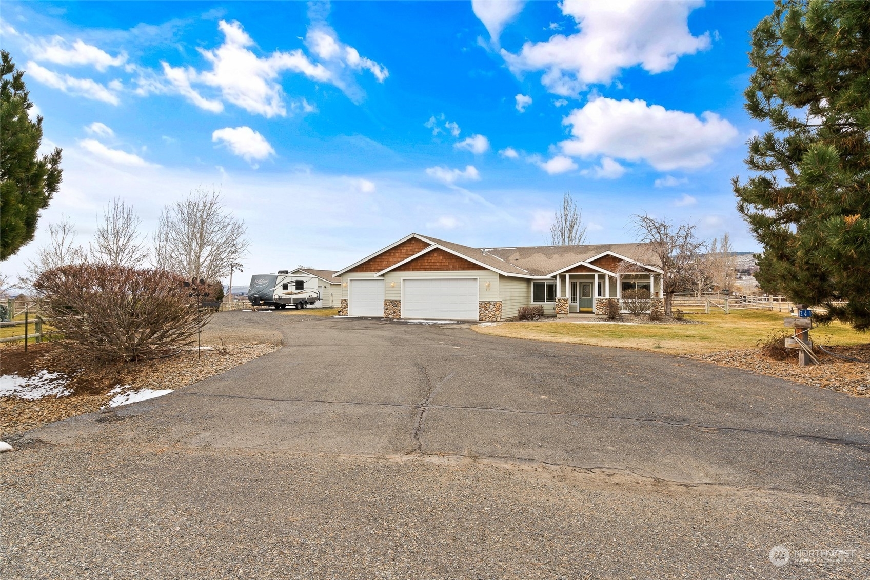 Property Photo:  241 Fieldstone Court  WA 98926 