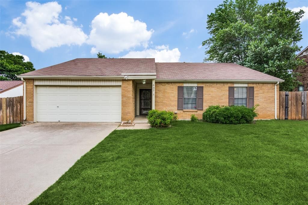 Property Photo: 637 N Riverside Drive TX 76051