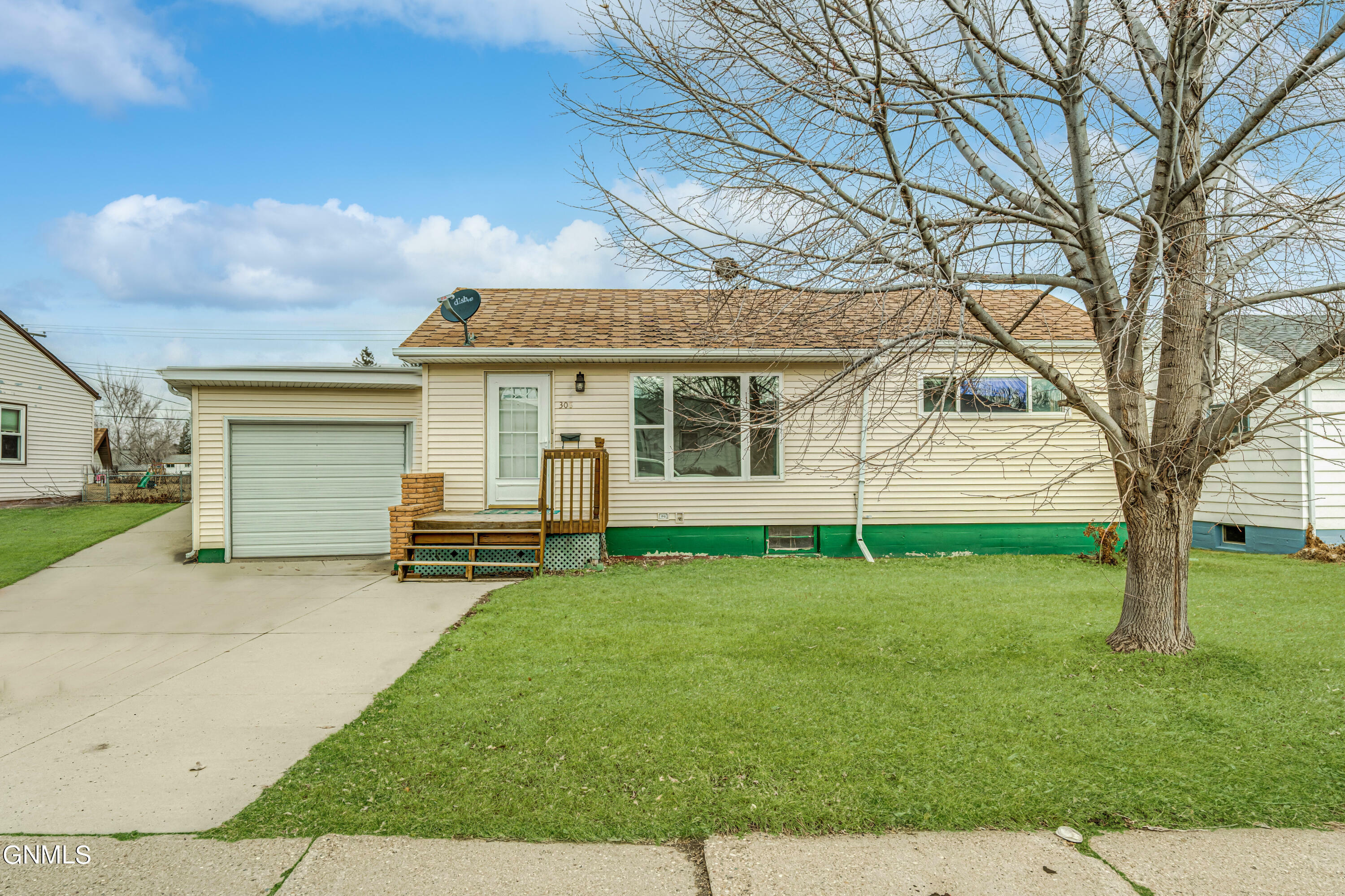 Property Photo:  308 11th Street NW  ND 58554 