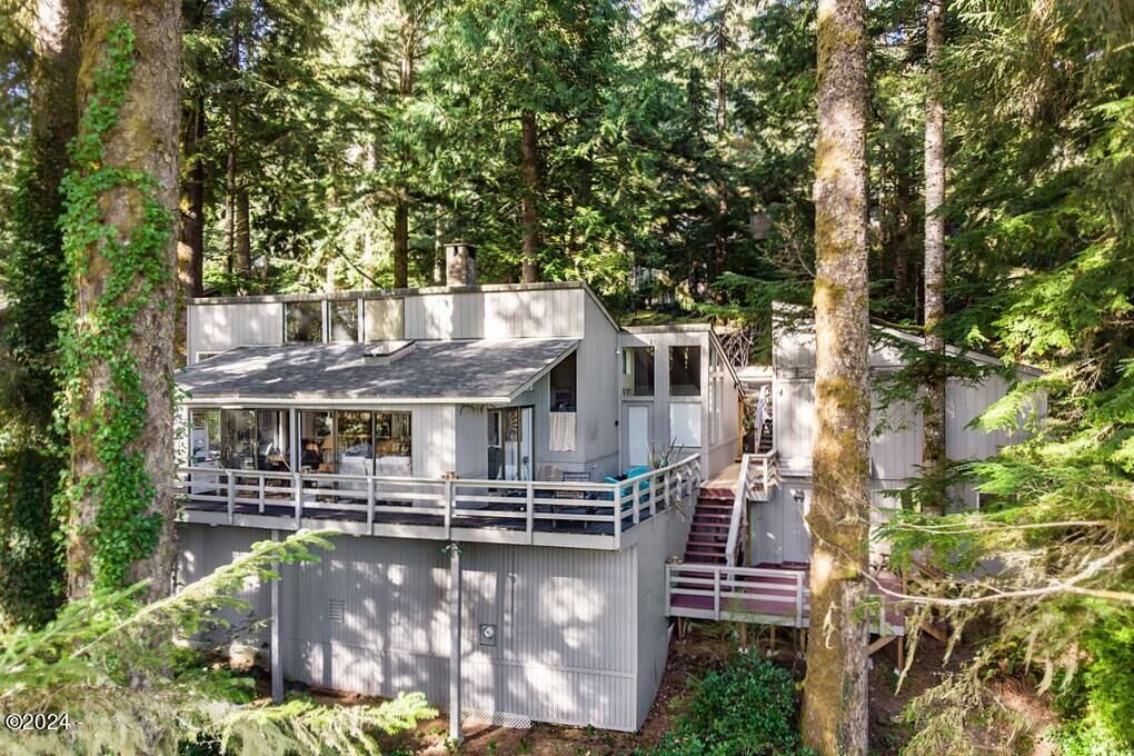 Property Photo: 108 E Bay Point Rd OR 97388