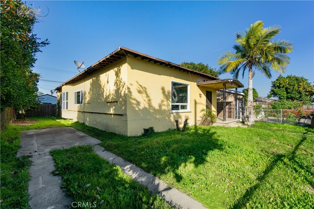 Property Photo:  411 Plum Street  CA 90222 