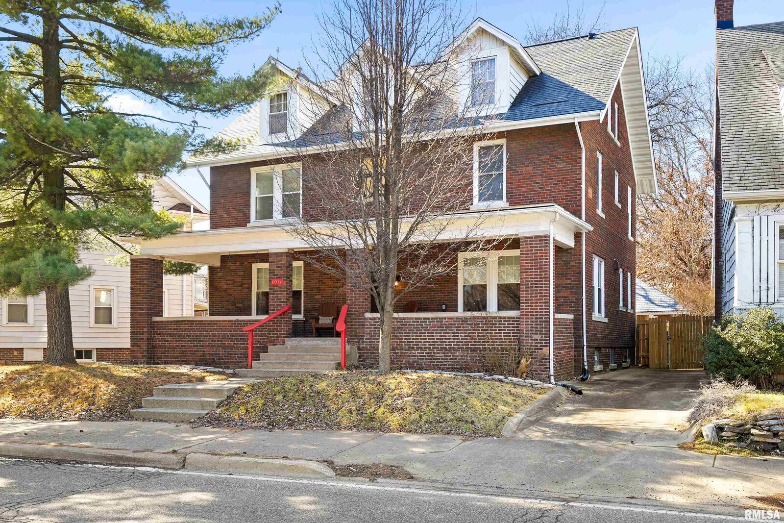 Property Photo: 1011 N Farmington Road IL 61606