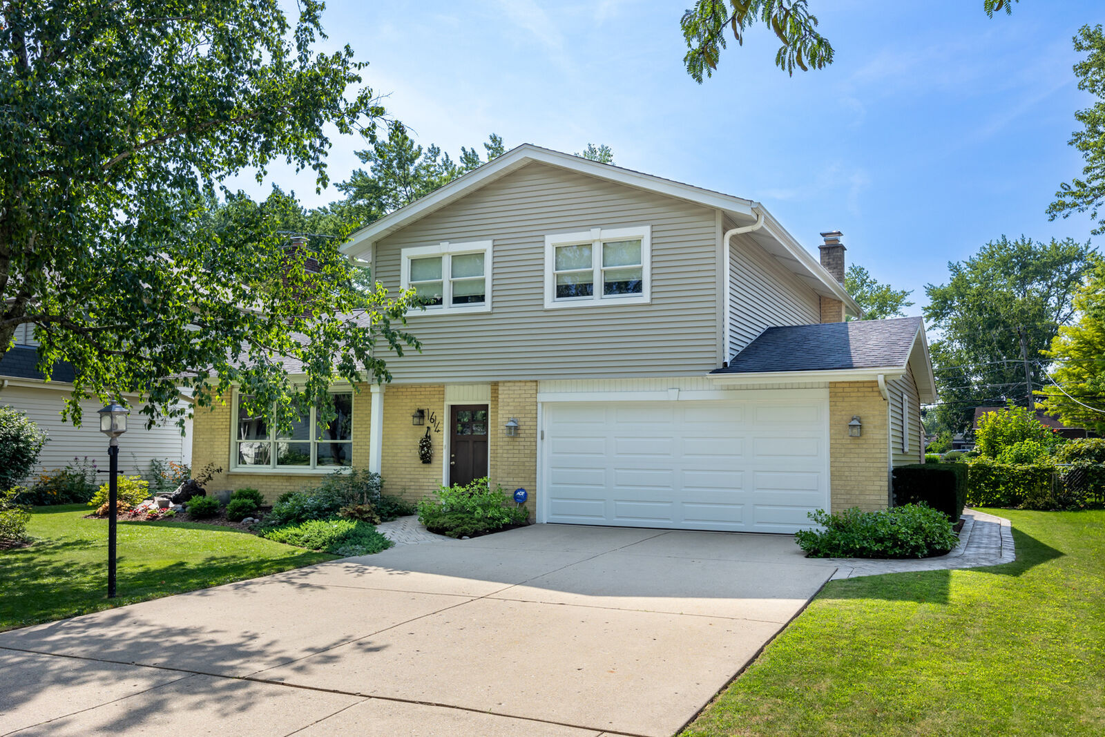 Property Photo:  1614 N Burning Bush Lane  IL 60056 