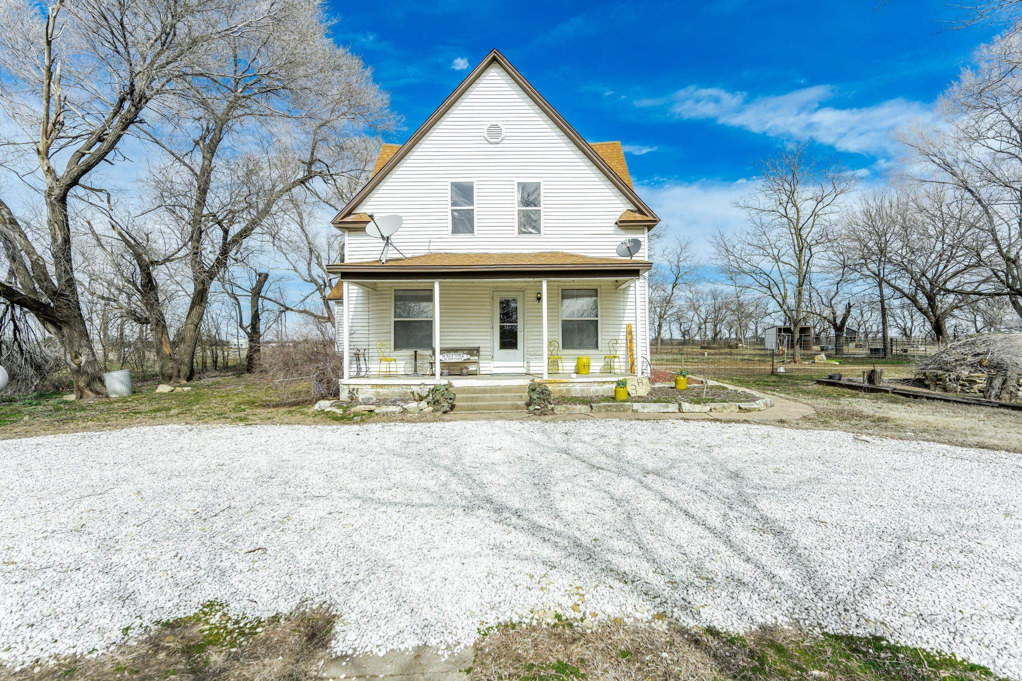 Property Photo:  508 SE 30th St  KS 67042 