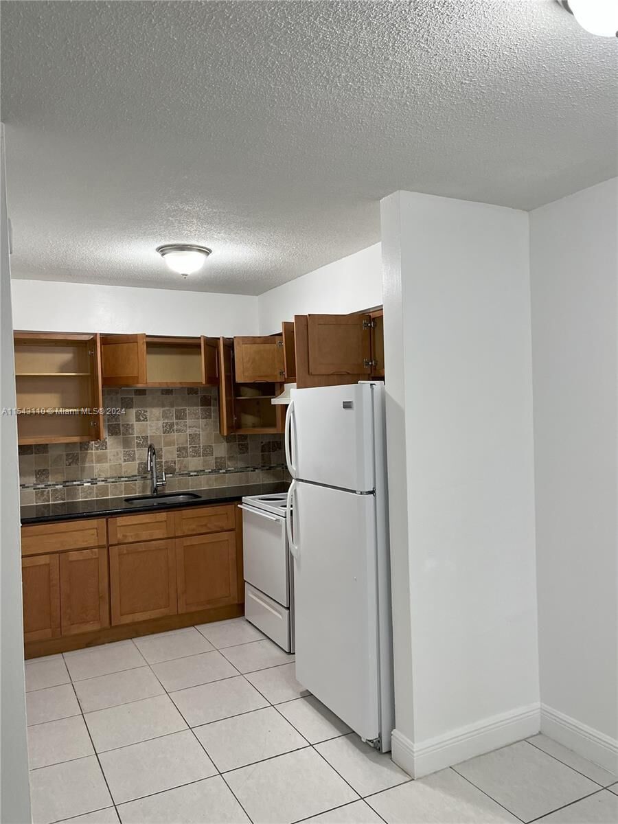 Property Photo:  1916 SW 11th St 31  FL 33312 