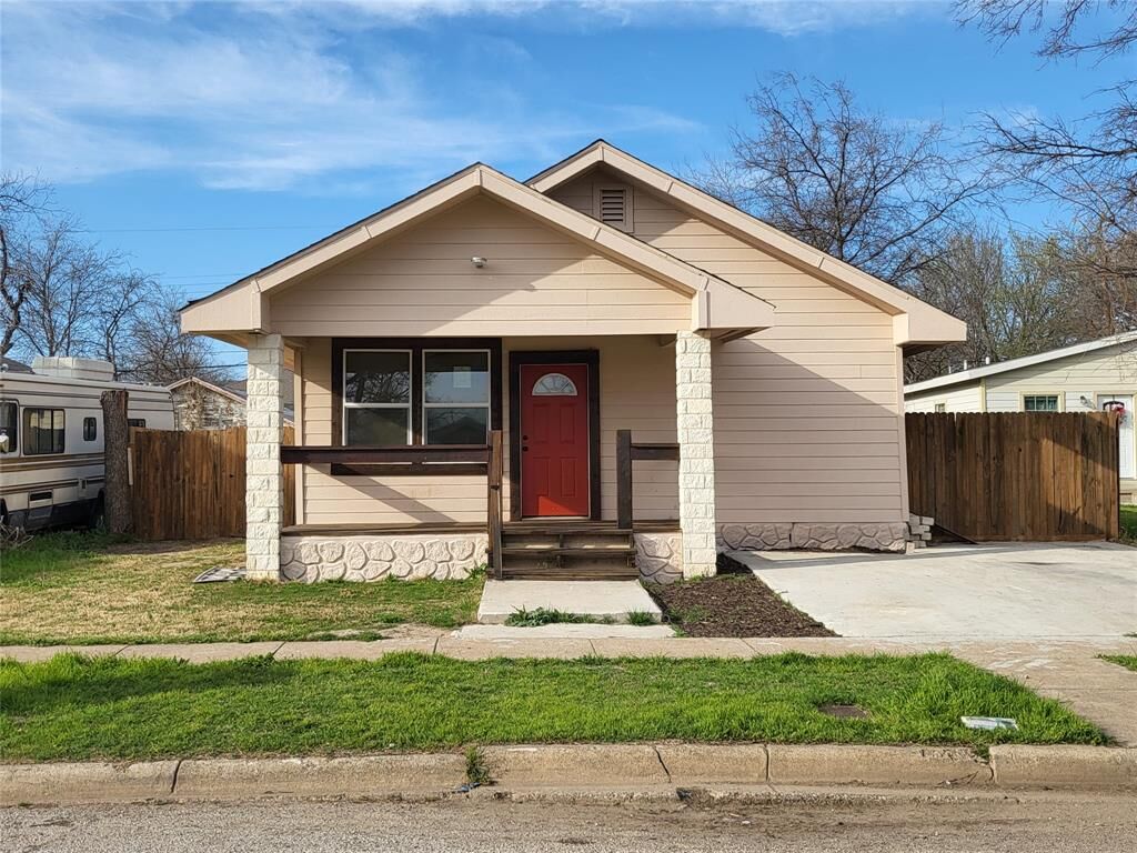 Property Photo: 1315 E Arlington Avenue TX 76104