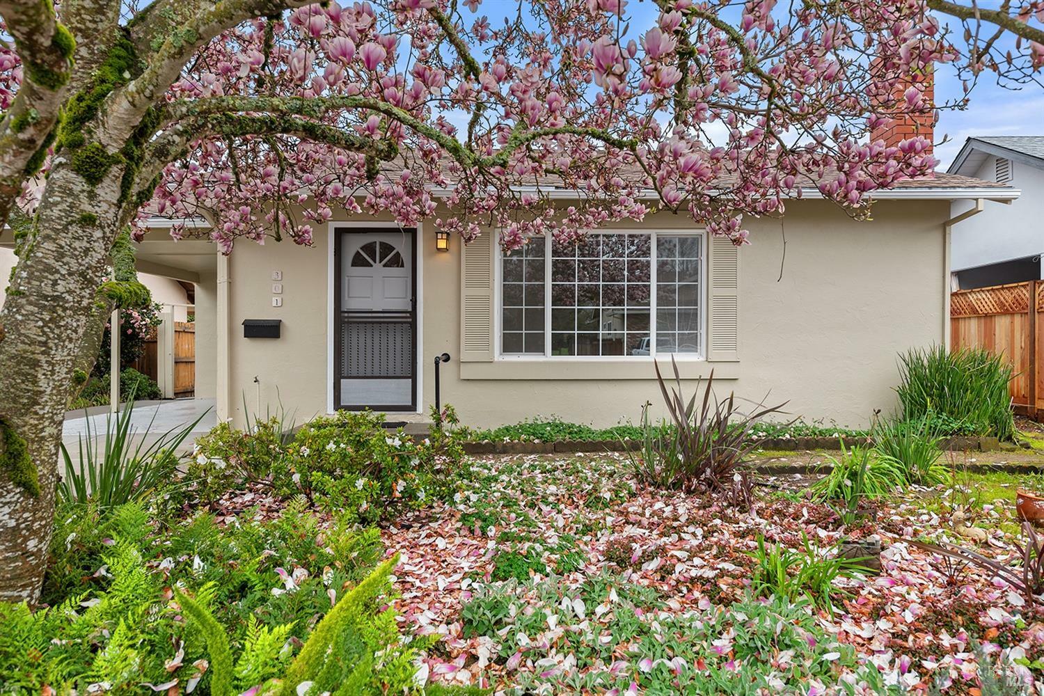 Property Photo:  301 Orangewood Drive  CA 95448 